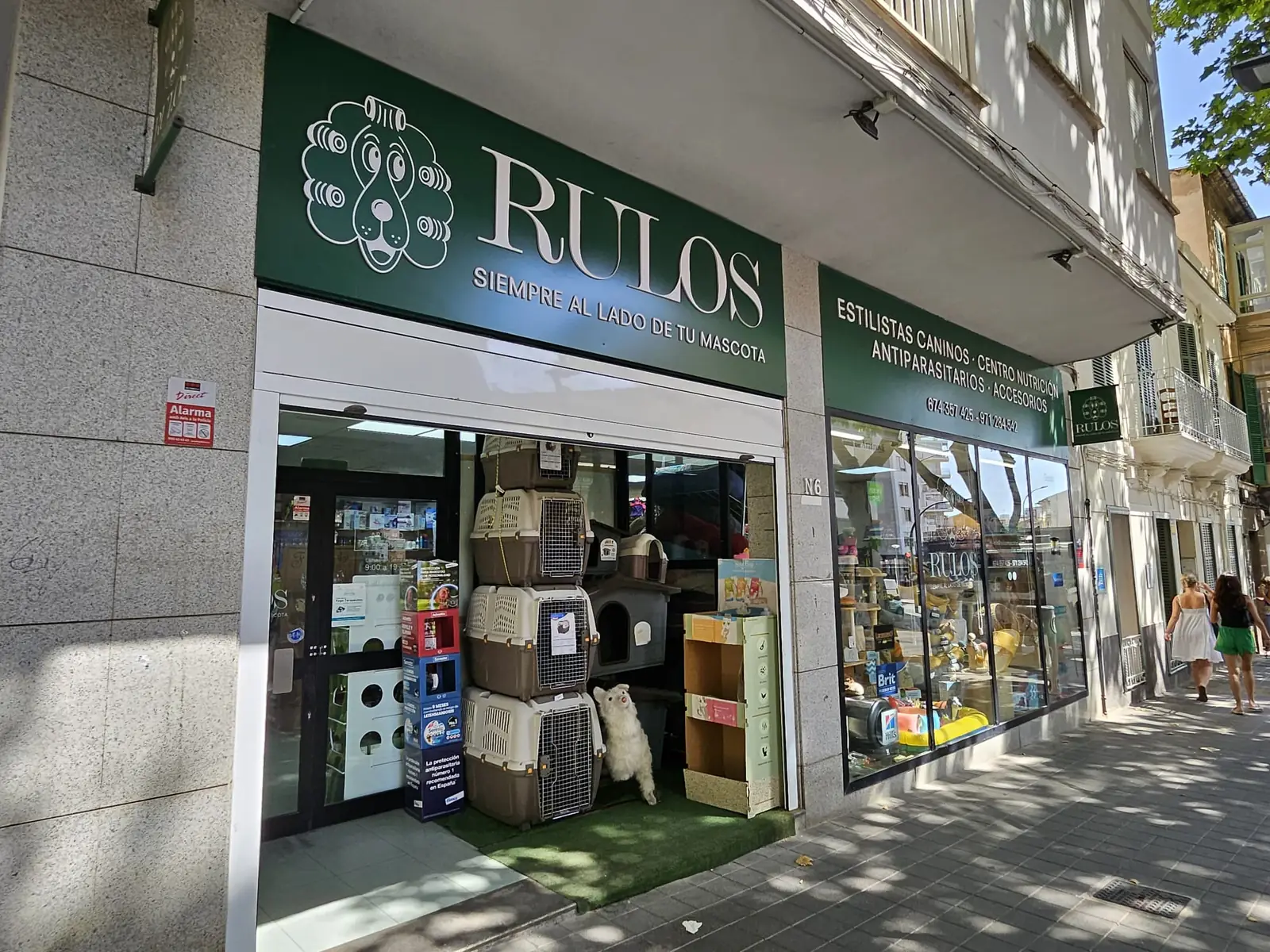 Entrada de la tienda Rulos, con el rótulo y el escaparate