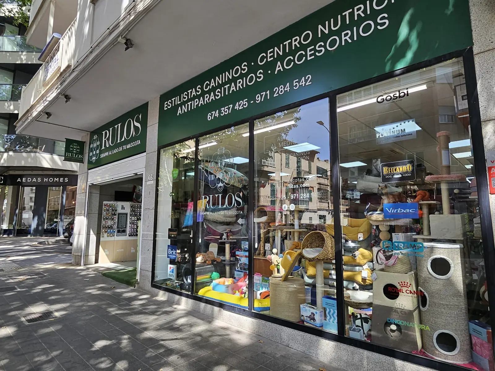 Escaparate de Rulos desde la calle peatonal de Santa Catalina