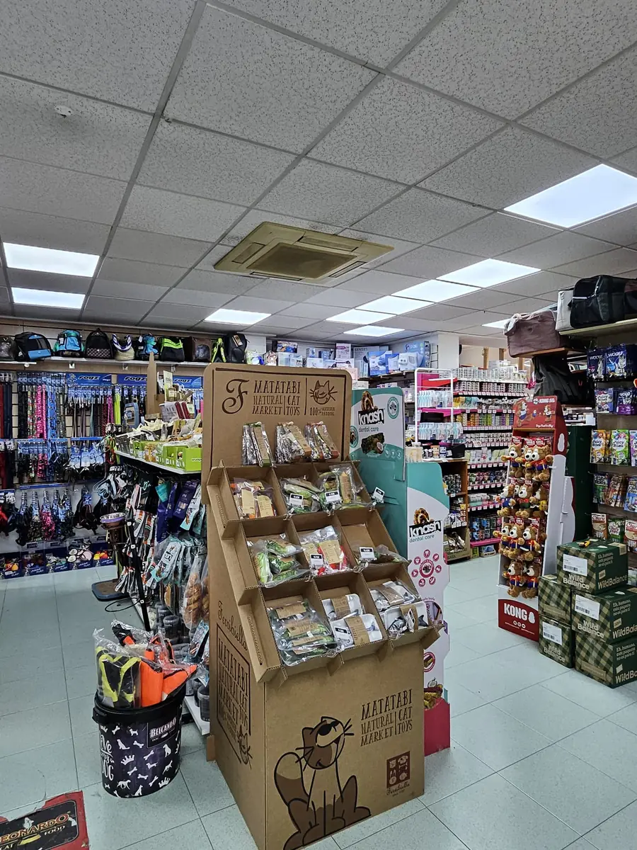 Interior de la tienda Rulos: expositores de accesorios y snacks