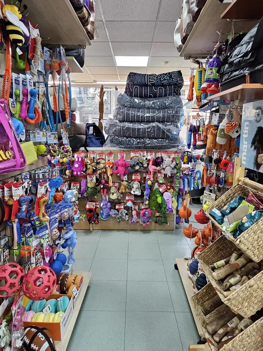 Pasillo de juguetes y camas en la tienda Rulos